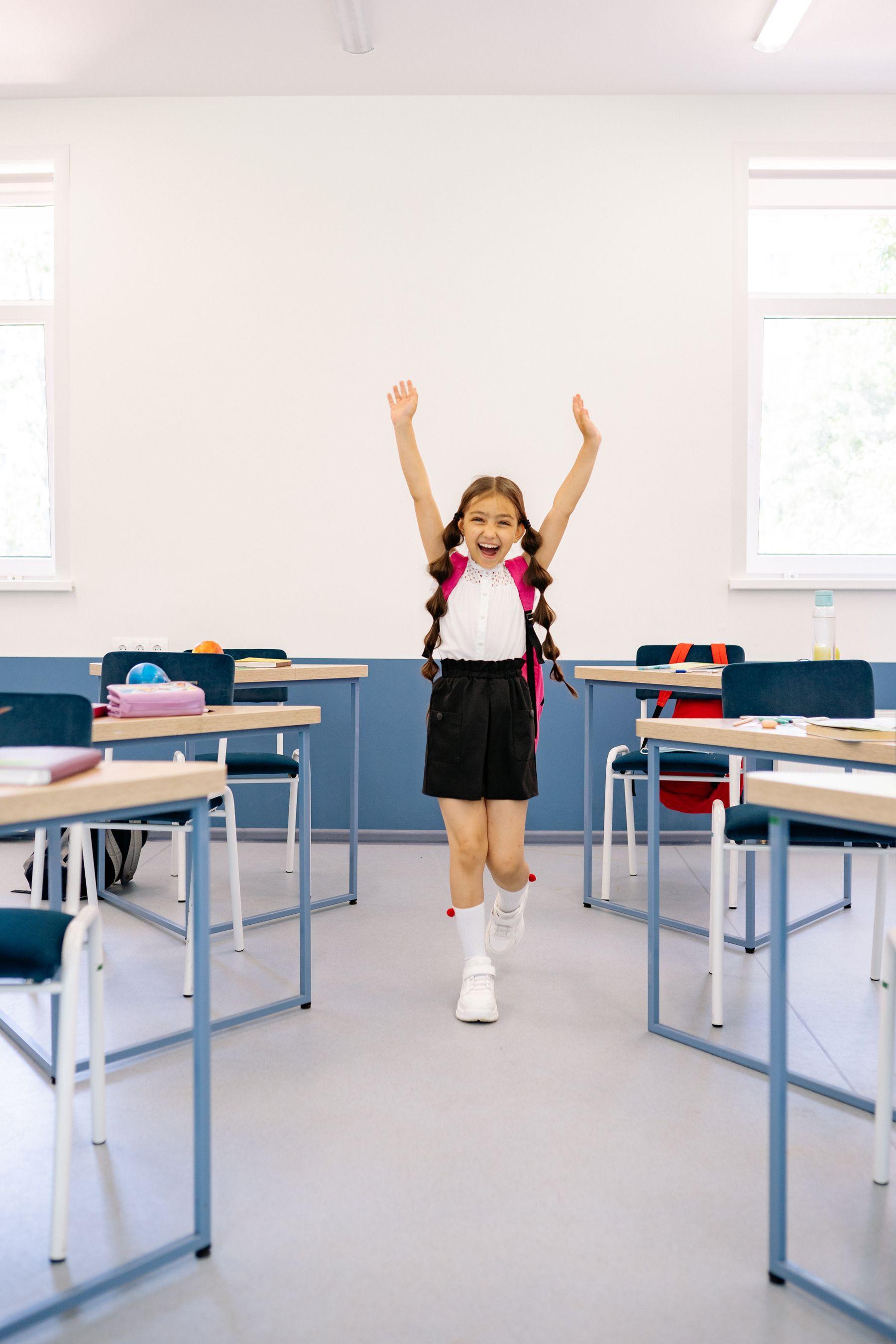 Kind jubelt im Klassenzimmer